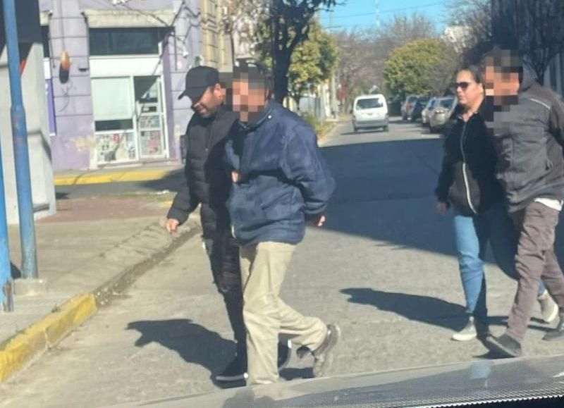 Dos hombres fueron detenidos esta jueves: uno por violación y el otro por robo