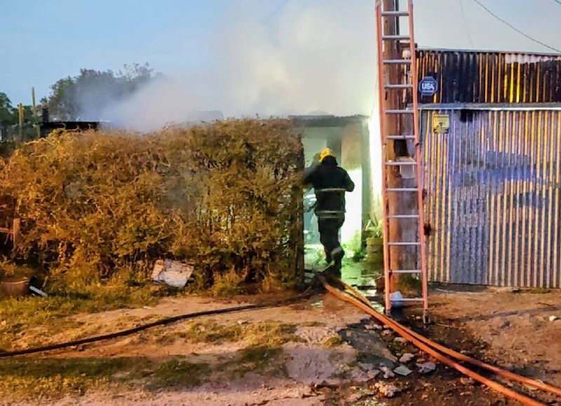 Un voraz incendio arrasó con una casa en Barrio Progreso