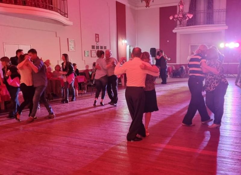 Vecinos disfrutaron de una noche de práctica milonguera en el Centro Cultural Ernesto Sábato