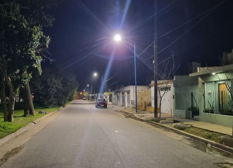 Avanza la colocación de luminarias LED en distintos barrios de la ciudad