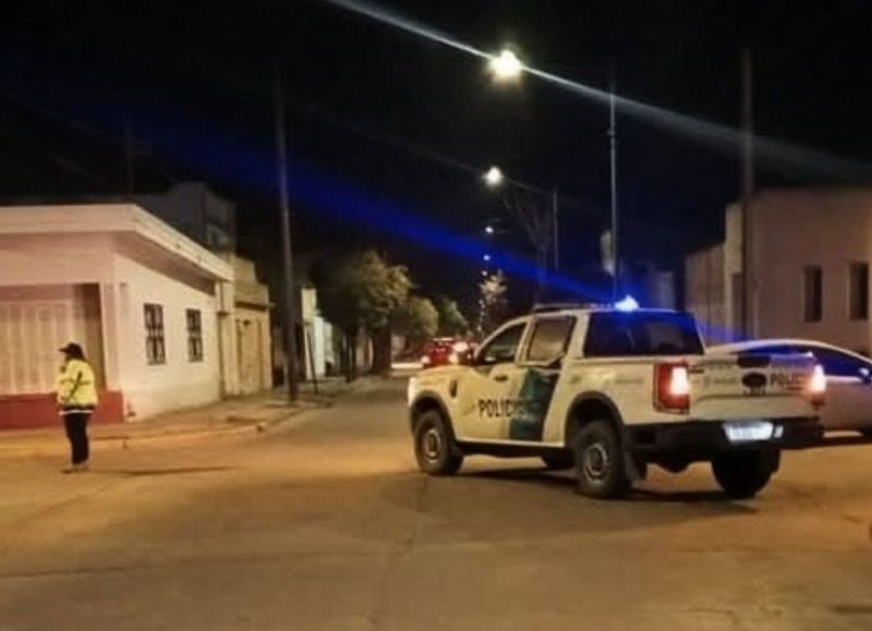 Choque entre un auto y una moto: una mujer sufrió fractura de tibia y peroné