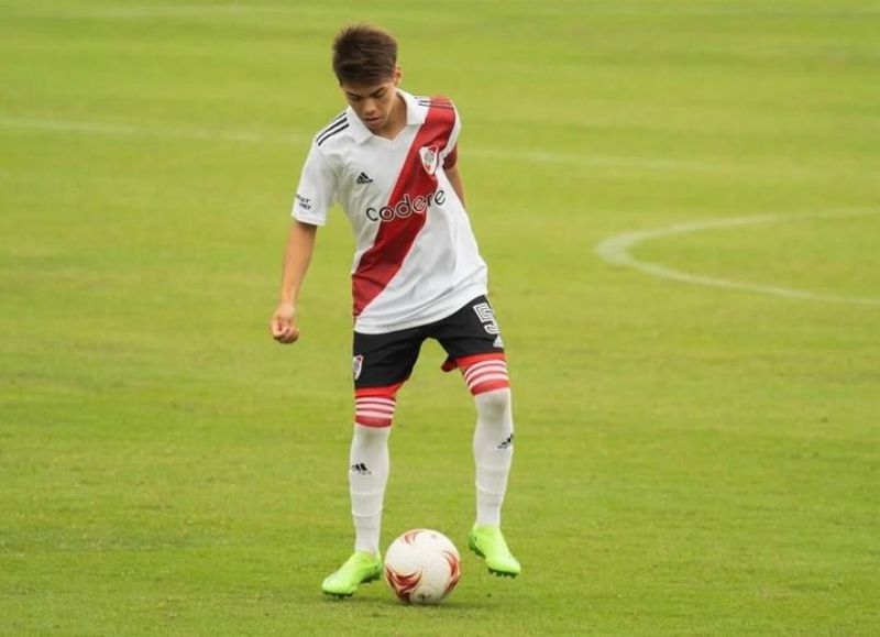 Orgullo local: Santiago Espíndola se entrenó con la Primera de River y sigue dando pasos firmes