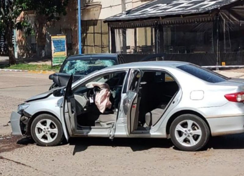 Fuerte choque en Avenida Helguera: 2 jóvenes hospitalizadas tras una impactante colisión
