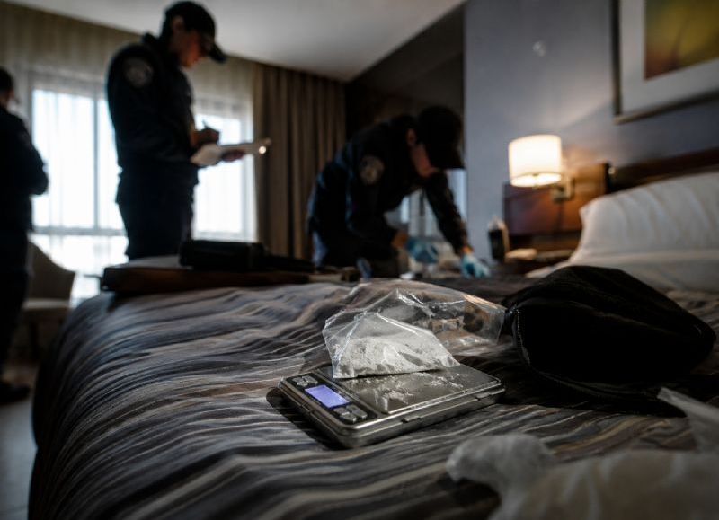 Cocaína y una balanza encendida: investigan un extraño hallazgo en un hotel de la ciudad
