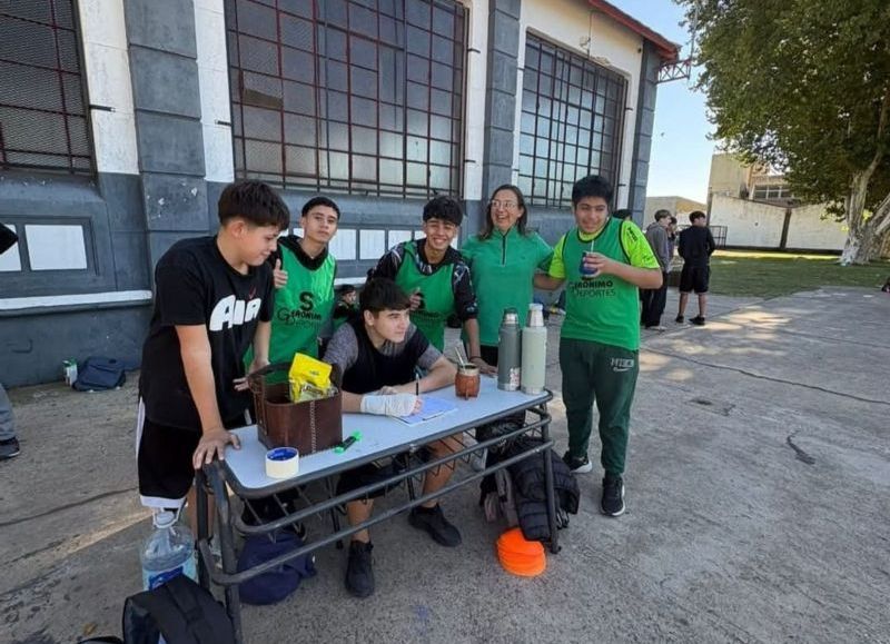 El Municipio impulsó una jornada de cestoball con aros construidos por los propios participantes