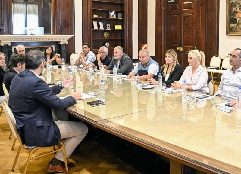 Alessandro en La Plata: firma de leasing para maquinaria y reuniones clave por obras públicas para Salto