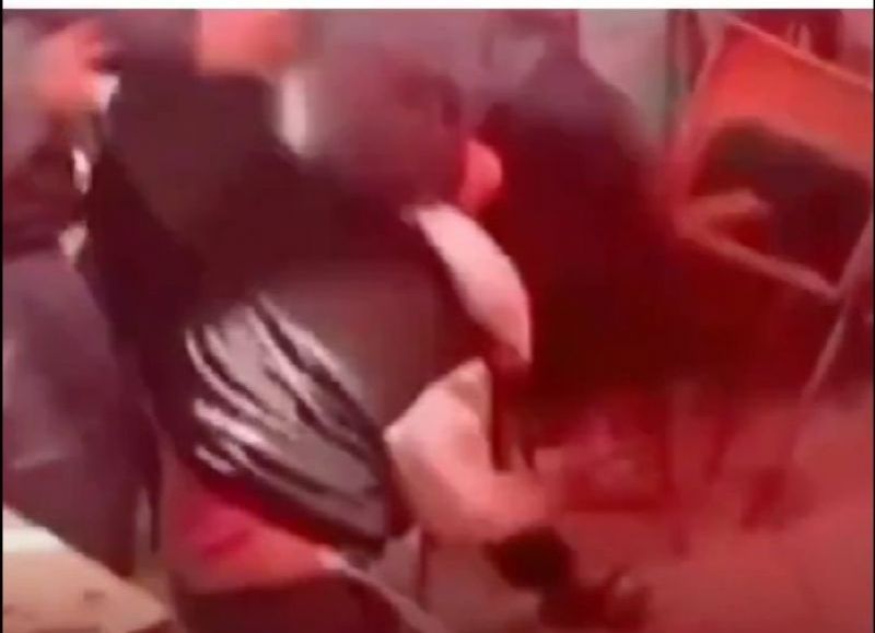 VIDEO | Una madre irrumpió en una escuela y atacó con una cadena a una alumna de 14 años