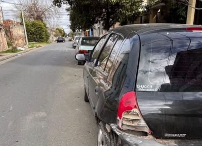 Buscan al conductor que chocó un auto estacionado y se dio a la fuga