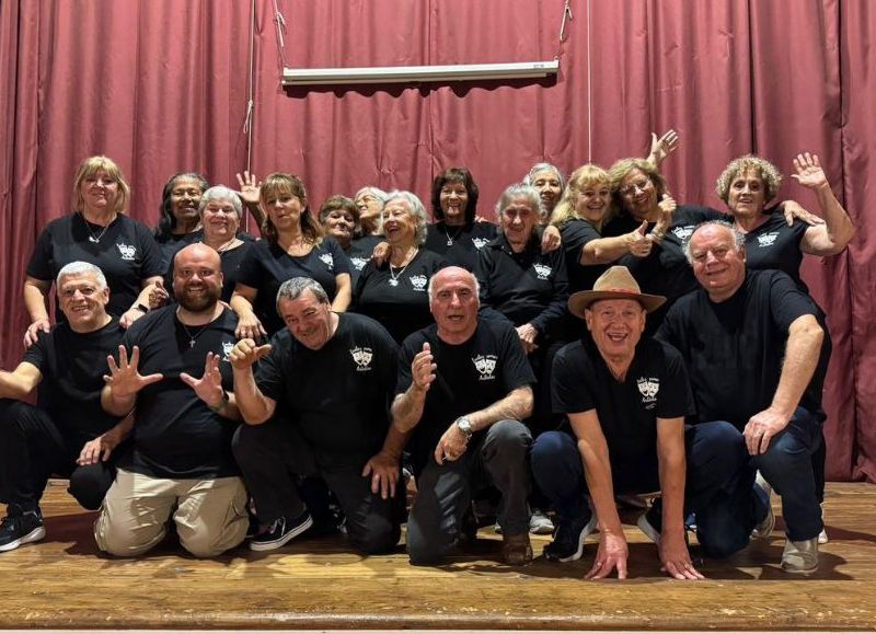 Diez años de risas: el grupo "Todos Somos Artistas" celebra su aniversario en el Cine Francés