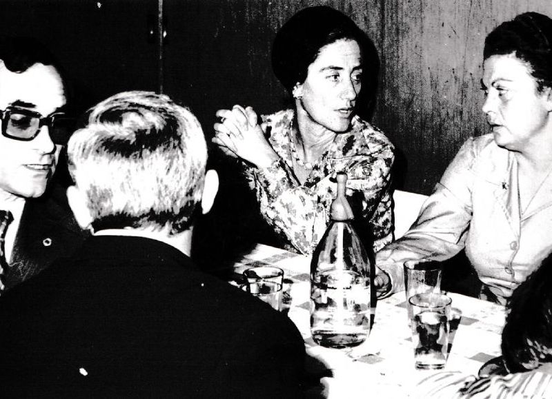 Berta Berrutti y su esposo junto a sus amigos