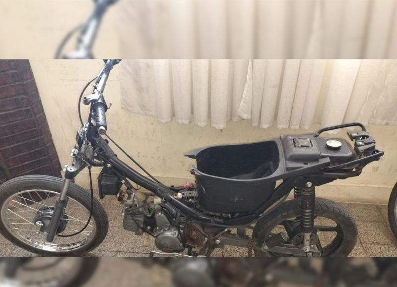 Hallaron una moto robada entre pastizales del barrio Progreso