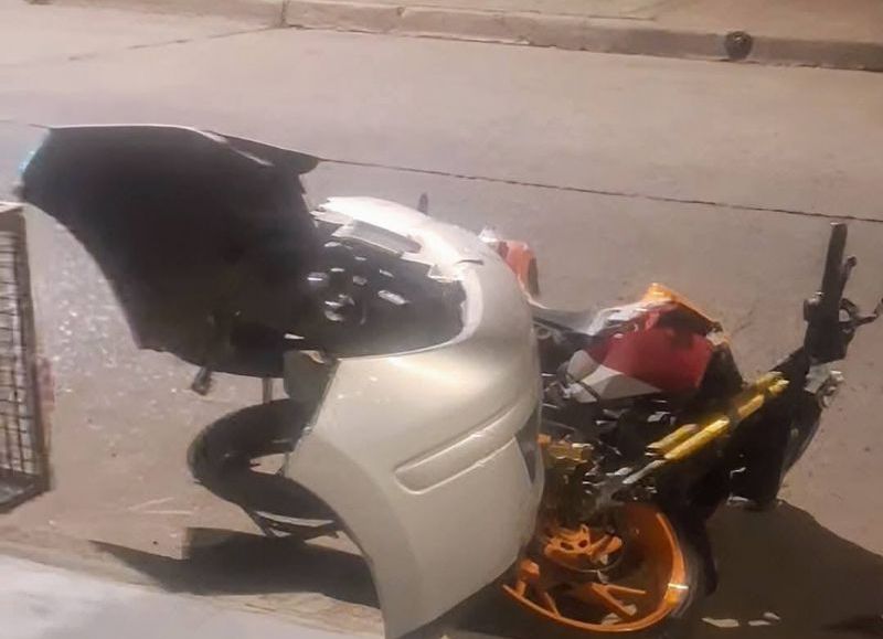 Fuerte accidente en Lavalle y Dorrego: un motociclista resultó herido tras chocar con un auto