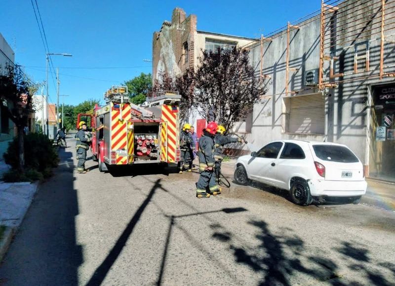 Un auto se incendió frente al Club Sportivo y fue controlado por un comerciante