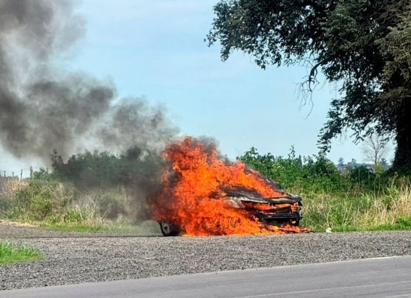 Se incendió un auto en la Ruta Provincial 31, a la altura de Guido Spano