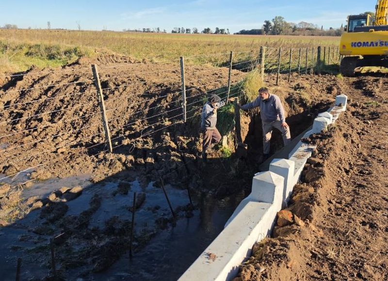 Colocaron un nuevo puente premoldeado en los caminos rurales