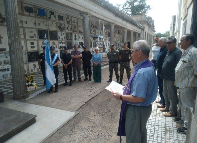 Se realizó un homenaje a la Policía Bonaerense en su día en el Cementerio Municipal