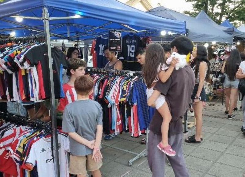 La feria en la plaza vuelve este domingo con artesanos y emprendedores