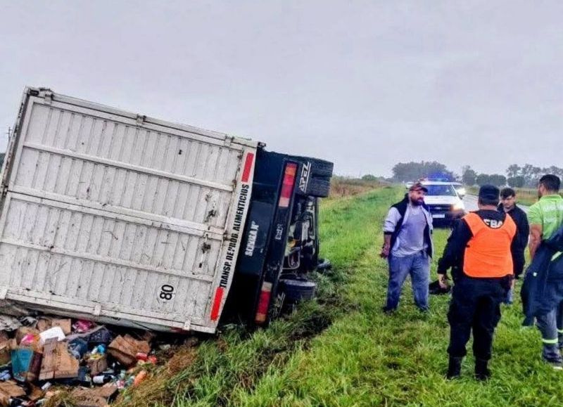 Camión cargado con bebidas volcó en la Ruta Nacional 188, a la altura de la curva de Peña