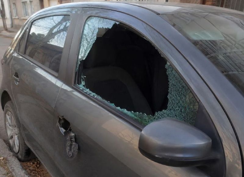 Rompieron la ventanilla de un auto que estaba estacionado en la calle
