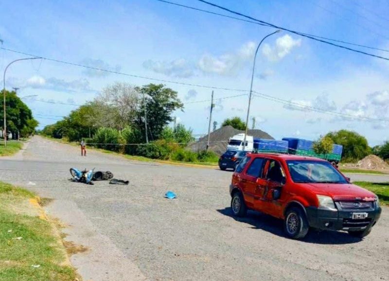 Violento choque entre moto y camioneta dejó 2 heridos