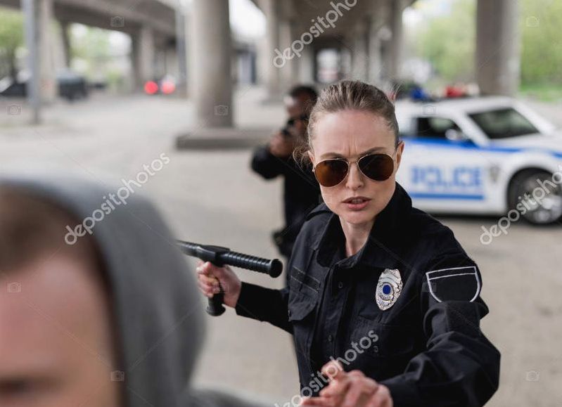 Apedrearon a efectivos de la policía de la ciudad: robo y heridos