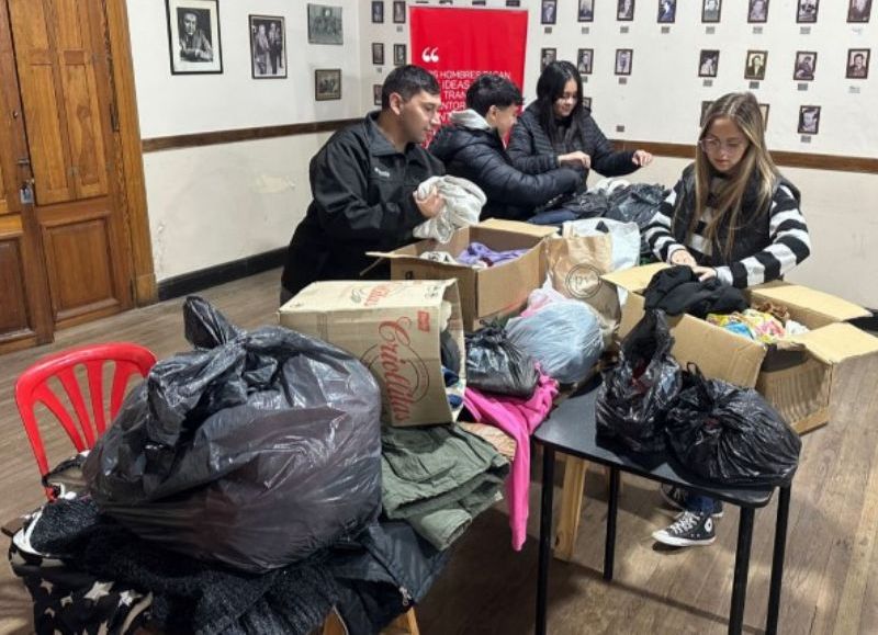 La Juventud Radical destacó el acompañamiento vecinal en una colecta de abrigo y alimentos