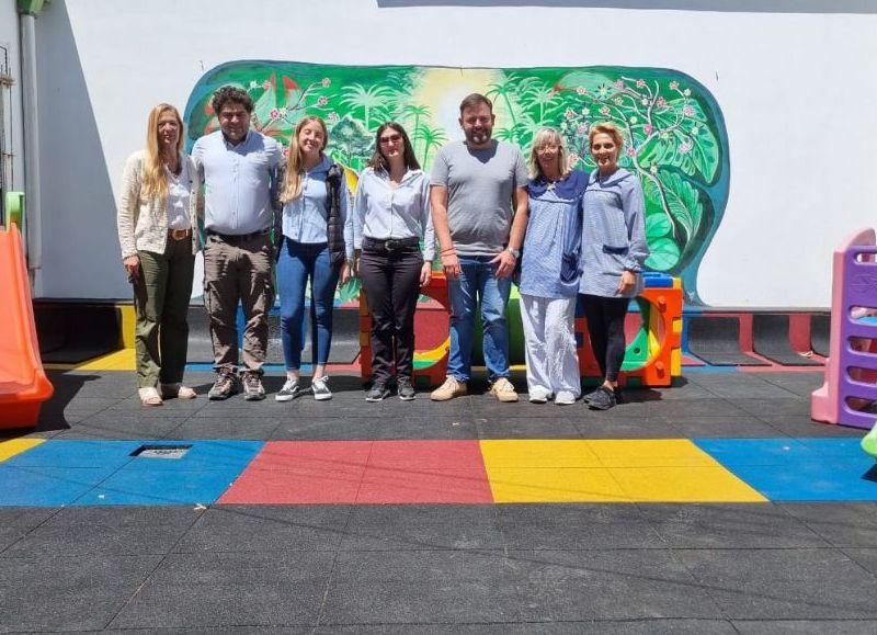 Se instaló un nuevo piso de goma en el patio del Jardín Maternal "Arco Iris"