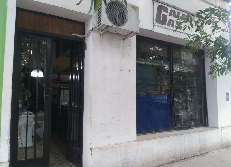 Robaron en un comercio frente a la plaza Rivadavia