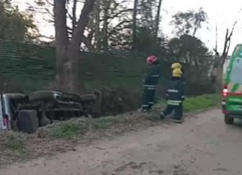 Una mujer y su hija cayeron con su camioneta en un zanjón en barrio Belgrano