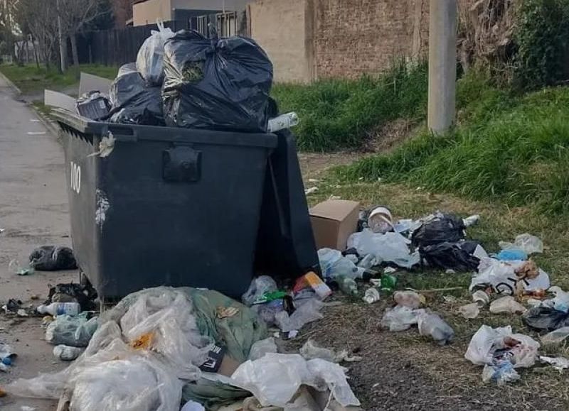 Vecinos del barrio CLYFER reclamaron por la basura y el Municipio responde con limpieza inmediata