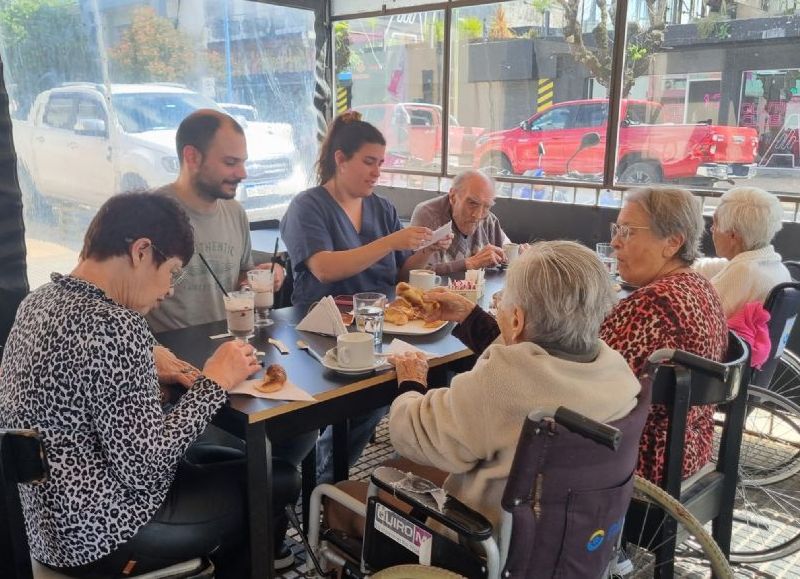 Los abuelos del Hogar Municipal vivieron otra mañana especial fuera de la institución