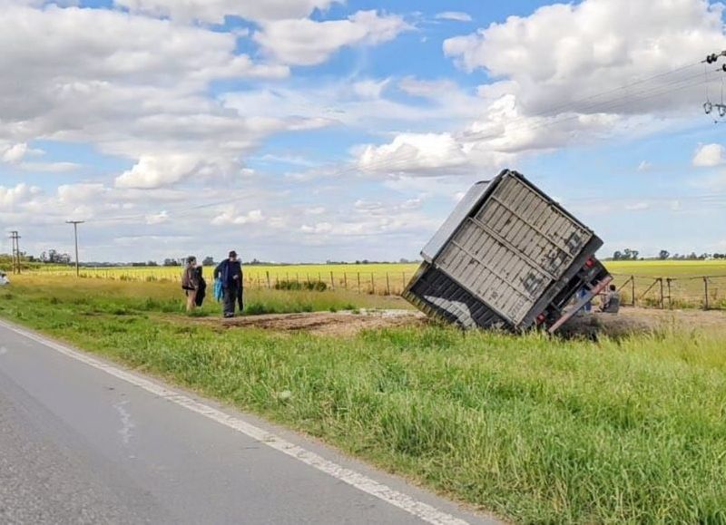 Un camión despistó en la Ruta 188 y terminó contra una alcantarilla