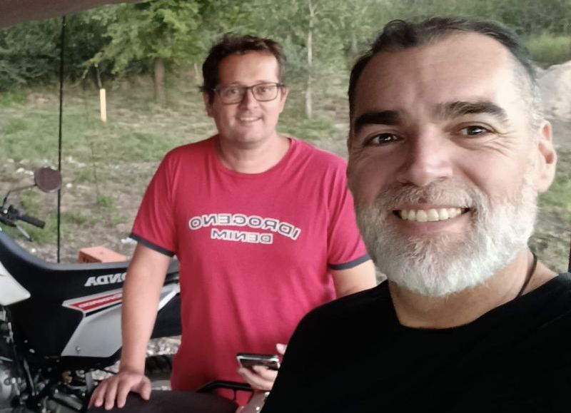 VIDEO | Dejar todo para emprender: dos vecinos apostaron por la madera y el hierro y crearon su propio proyecto