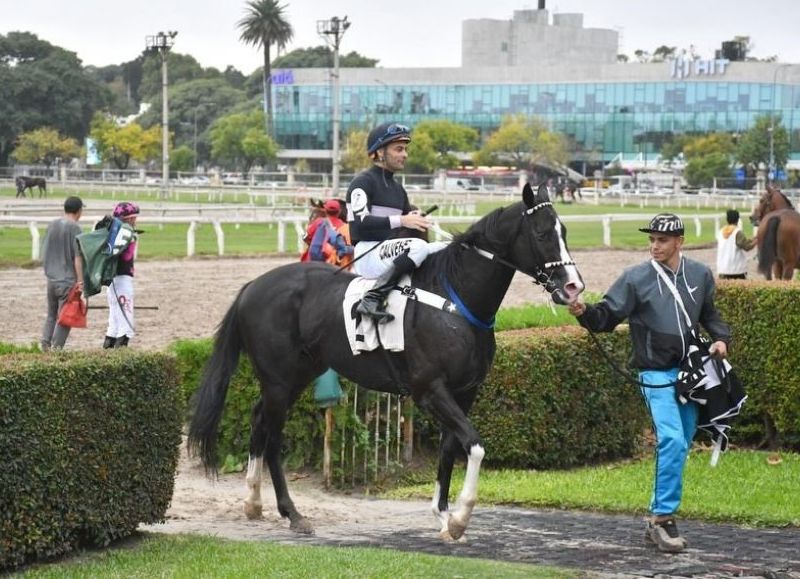 Calvente no se detiene: el jockey rojense suma triunfos y fue distinguido en los Pellegrini