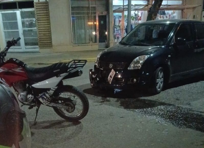 Nuevo accidente en el peligroso cruce de Mármol y 25 de Mayo: chocaron una moto y un auto