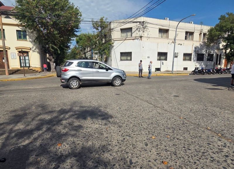Chocaron un auto y una bicicleta en pleno cruce céntrico