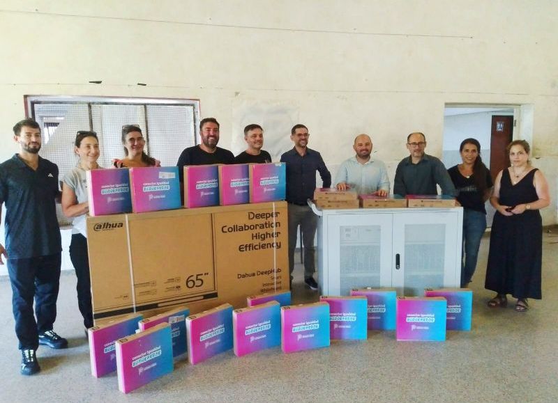 Baguear participó de la entrega de notebooks y equipamiento tecnológico en la Escuela Secundaria 3