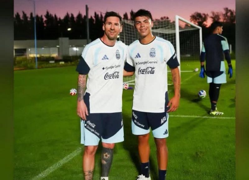 Santiago Espíndola compartió un momento con Lionel Messi en el predio de la AFA