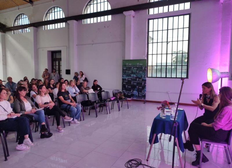 La médica rojense Evangelina Cueto presentó su libro “Crianza en debate”