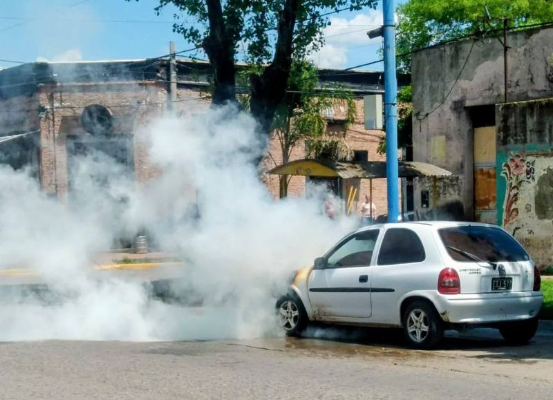 Se incendió un auto en plena avenida Tormey: no hubo heridos
