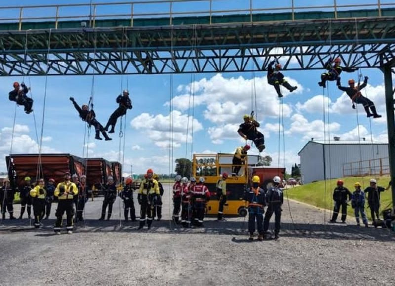 Bomberos de Rafael Obligado se capacitaron en rescate con cuerdas