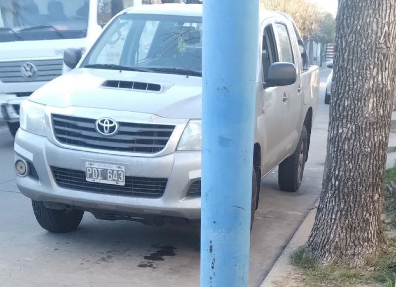 Vecinos alertan sobre el riesgo de caída de columnas de alumbrado público