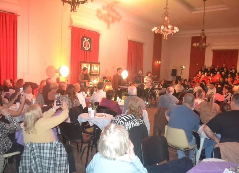 Una noche a puro arte con el regreso del Café Concert de la Agrupación Coral local