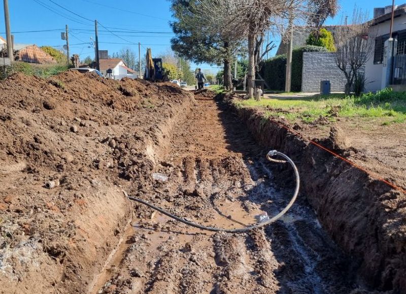 Avanza la obra de cordón cuneta en Barrio Nehuenche II