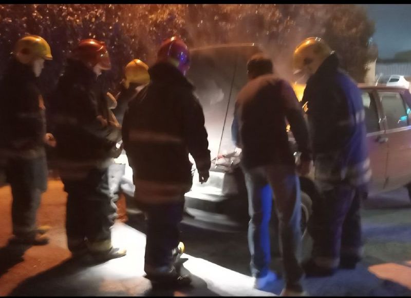 Se produjo un principio de incendio en un auto: fue controlado sin heridos