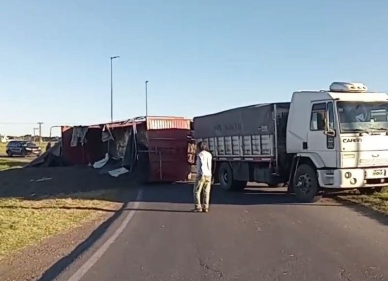 Accidente en la rotonda de rutas 188 y 31: volcó un acoplado cargado con girasol