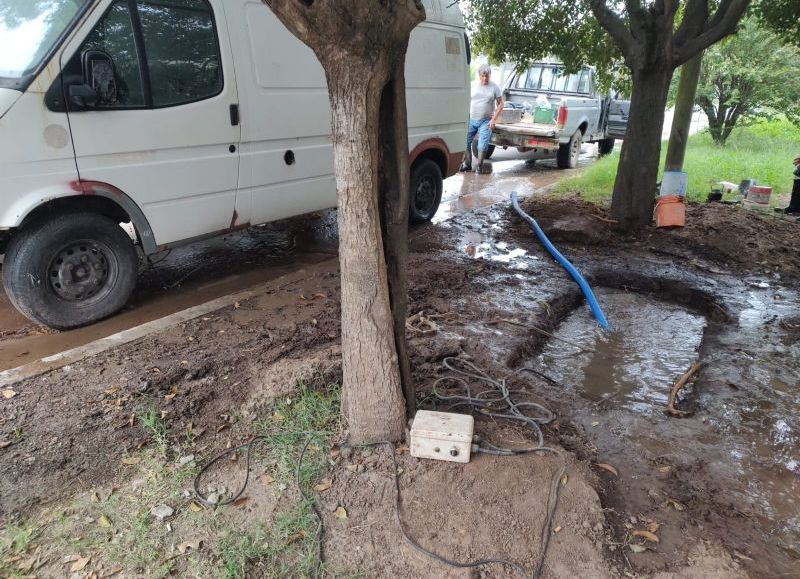 Intento de conexión ilegal rompió una cañería y provocó baja presión de agua en varios barrios