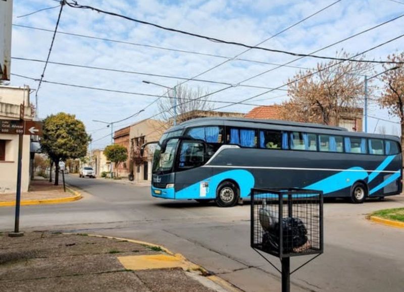 Ómnibus averiado complica el tránsito en la esquina de Paso y Alvear