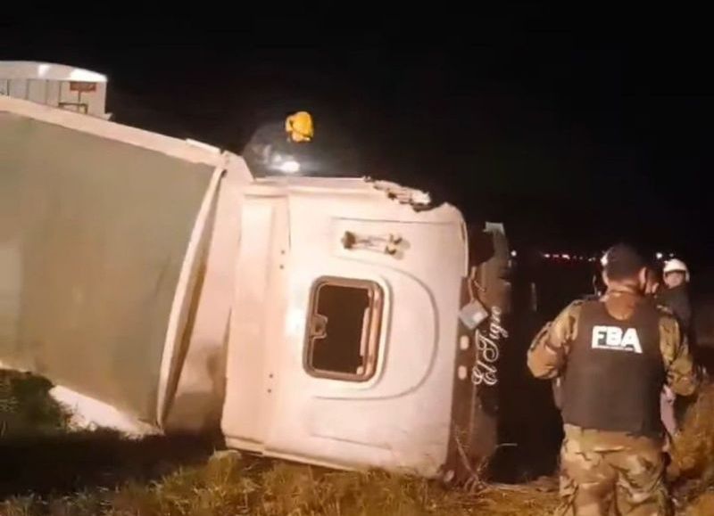 Chocaron dos camiones en la ruta 188: uno volcó y hubo un herido