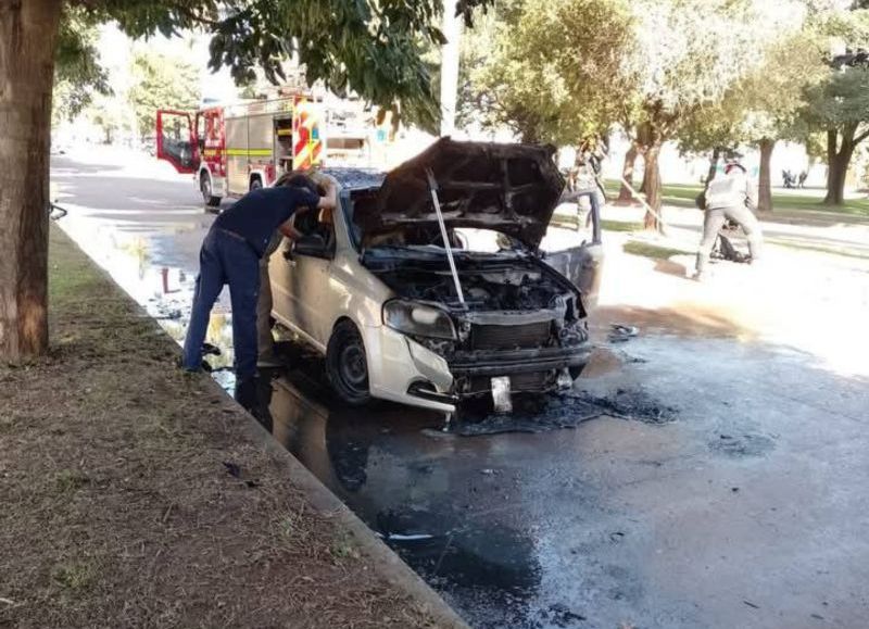 Un auto se incendió en plena calle: el conductor zafó de milagro